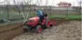 Din görevlileri bahçe suluyor, ağaç buduyor