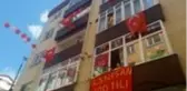 Evde kalan çocukların balkonlardaki 23 Nisan coşkusu! Hep bir ağızdan söylediler