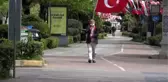 KOCAELİ Mahalle muhtarı bayrakla yürüyerek 23 Nisan'ı kutladı