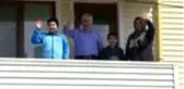 Resim yarışmasında birinci olduğunu evinin önünde açılan sürpriz pankartla öğrendi