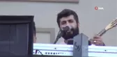 Site sakinlerine balkondan konser verdi