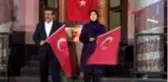 Vali Güzeloğlu, 23 Nisan'ı eşiyle birlikte İstiklal Marşı okuyarak kutladı