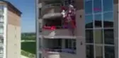 EDİRNE SAĞLIKÇI ÇİFTTEN BİR AYDIR GÖRMEDİKLERİ KIZLARINA PANKARTLI SÜRPRİZ