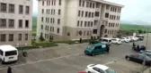 Kendi bestelediği türküyü evinin terasından mahalleliyle paylaştı