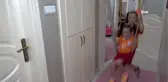 Korona virüs günlerini eşine yardım ederek geçiriyor