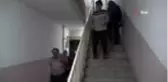 Sokağa çıkamayan 65 yaş üstü vatandaşlar apartmanda spor yapıyor