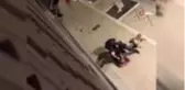 Fransız polisi yakaladığı şahsı köpek ağızlığıyla darp etti