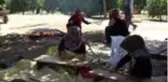 Sosyal mesafeye uyarak odun ateşinde imece usulü ekmek yapıyor
