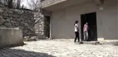 Terlikten raket, bezden top yapıp tenis oynayan çocuklara malzeme desteği