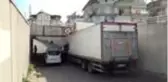 Kargo kamyonu hemzemin geçitte sıkıştı