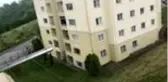Sokağa çıkamayan çocuklar balkondan balkona isim şehir oynuyor