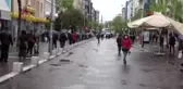 Virüse ve yağışa aldırış etmeden banka önlerinde uzun kuyruklar oluştu