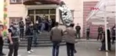 Evlat nöbetindeki baba, HDP binası önüne siyah çelenk bıraktı