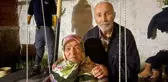 Evde kalan yaşlı çiftin salıncaklı türkülü eğlencesi