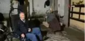 Korona virüs nedeniyle evde kalan yaşlı çiftin salıncaklı türkülü eğlencesi