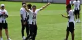 Nacionalli futbolcular şampiyon olduklarını antrenmanda hopörlerden çalan şarkıyla öğrendi