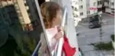 SAMSUN Küçük Derin'in balkondan yaptığı 'evde kalın' çağrıları gülümsetti