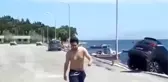 Kiraladığı lüks cipi denize atan şahıs, hiçbir şey olmamış gibi yürüdü