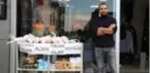 Denizlili esnaf dükkanının önüne koyduğu raftaki gıdalarla iyiliğe aracı oldu