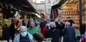 Sokağa çıkma kısıtlaması öncesi Eminönü Meydan'da insan yoğunluğu