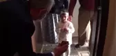 Sağlık çalışanı anneden küçük kızına doğum günü sürprizi