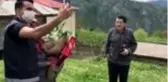 Annesine Büyükşehir Belediye Başkanı Murat Zorluoğlu sayesinde çiçek ulaştırdı