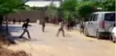 Çocukların patlayan borudan akan suda çamurla oyunu