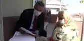 Vali Osman Kaymak'tan Ayşe ve Fatma nineye Anneler Günü sürprizi