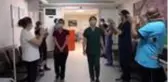 Kovid-19 tedavileri tamamlanan hemşireler alkışlarla göreve başladı