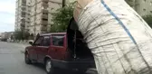 Yokuşu çıkamayan kağıt toplayıcısına otomobili ile yardım etti