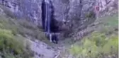 Karların erimesiyle kayalık alanlarda dev şelaleler oluştu