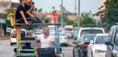 Aracının üzerine teras yapan şahıs, bagajında mangal yakarak caddeleri turladı