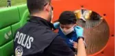 Polis parklardaki çocuklara maske takınca renkli görüntüler oluştu