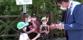 Validen çocuklara horoz şekeri sürprizi
