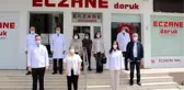 Koronavirüsten hayatını kaybeden eczacı iş yerinin önünde anıldı