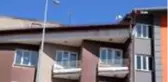 Mahsur kaldığı çatıda bağdaş kurarak kurtarılmayı bekledi.