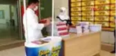Kadirli'de üniversiteye sınavına girecek gençlere test kitabı dağıtıldı