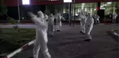 Karantinadaki vatandaşlara moral olsun diye tulum ve maskelerle 'Tokat sarması' oynadılar