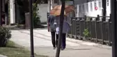 Sokağa çıkan yaşlılardan sıcağa karşı şemsiyeli önlem