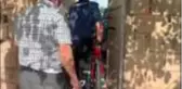 9 yaşındaki çocuk istedi, polis kapısına götürdü