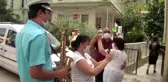 Kuşadası'nda 65 yaş üstü bandolu evlilik yıl dönümü kutlaması