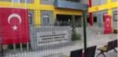 Karantina süreleri dolan 209 vatandaş ellerinde Türk bayrakları ile İstiklal Marşı okudu