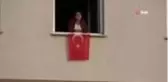 Karantinadaki vatandaşların pencerede bayram coşkusu