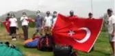 Ödemiş'te paraşütçüler bayramı havada kutladı