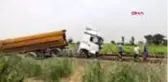 Yoldan çıkan hafriyat kamyonu tren raylarında durabildi