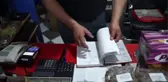 Hayırsever kadın, ihtiyaç sahiplerinin bakkal borcunu ödedi