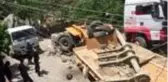 ŞIRNAK İş makinesi taşıyan TIR, bahçe duvarına çarptı