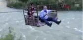 ARTVİN ÇORUH NEHRİ'Nİ İLKEL TELEFERİKLE GEÇİYORLAR