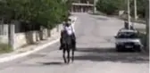 Kadın muhtar Kovid-19 sürecinde at sırtında hizmet veriyor