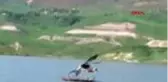 MUŞ Baraj gölü sularına gömülen leylek yuvasını kurtarma operasyonu